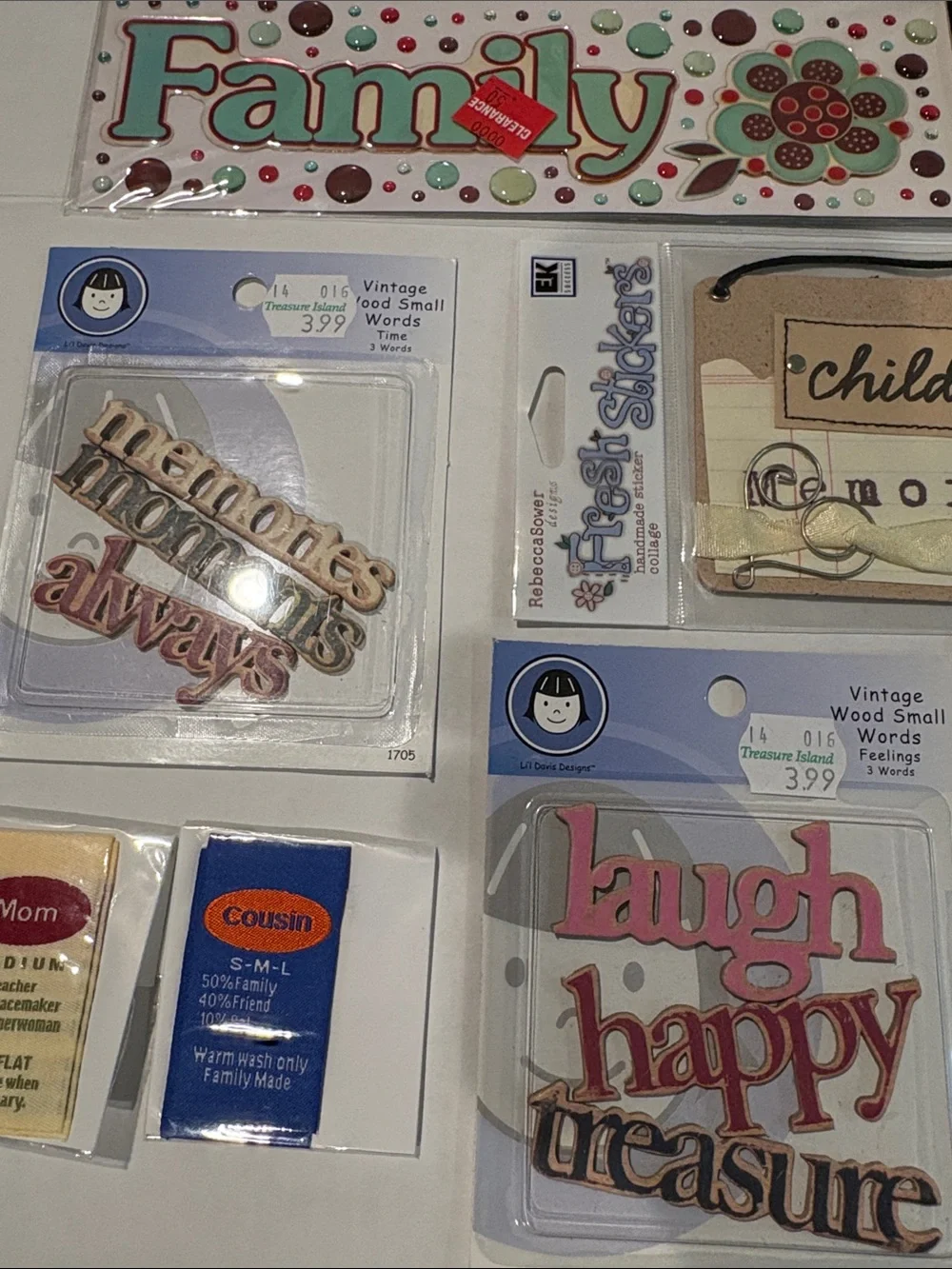 Scrapbooking Assorted 'Family' Embellishment Pack – lot 9